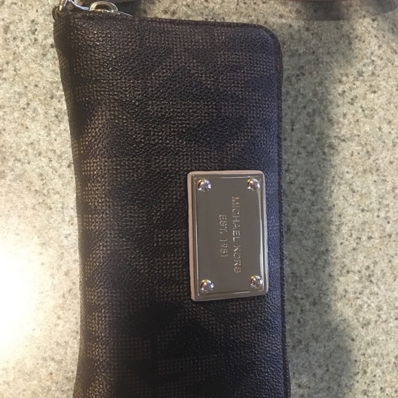 Micheal kors wristlet it is in great shape - Picture 2 of 2